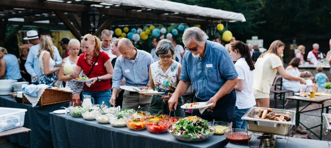 Erstes gemeinsames Sommerfest aller Wirtschaftsjunioren in OWL am „Bienenschmidt“ im Teutoburger Wald Erstes gemeinsames Sommerfest aller Wirtschaftsjunioren in OWL am „Bienenschmidt“ im Teutoburger Wald